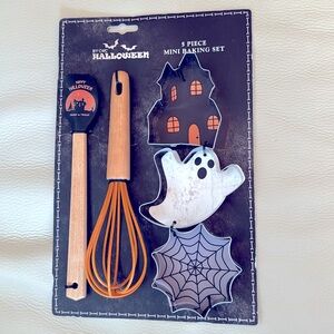 NWT 5 PIECE HALLOWEEN MINI BAKING SET